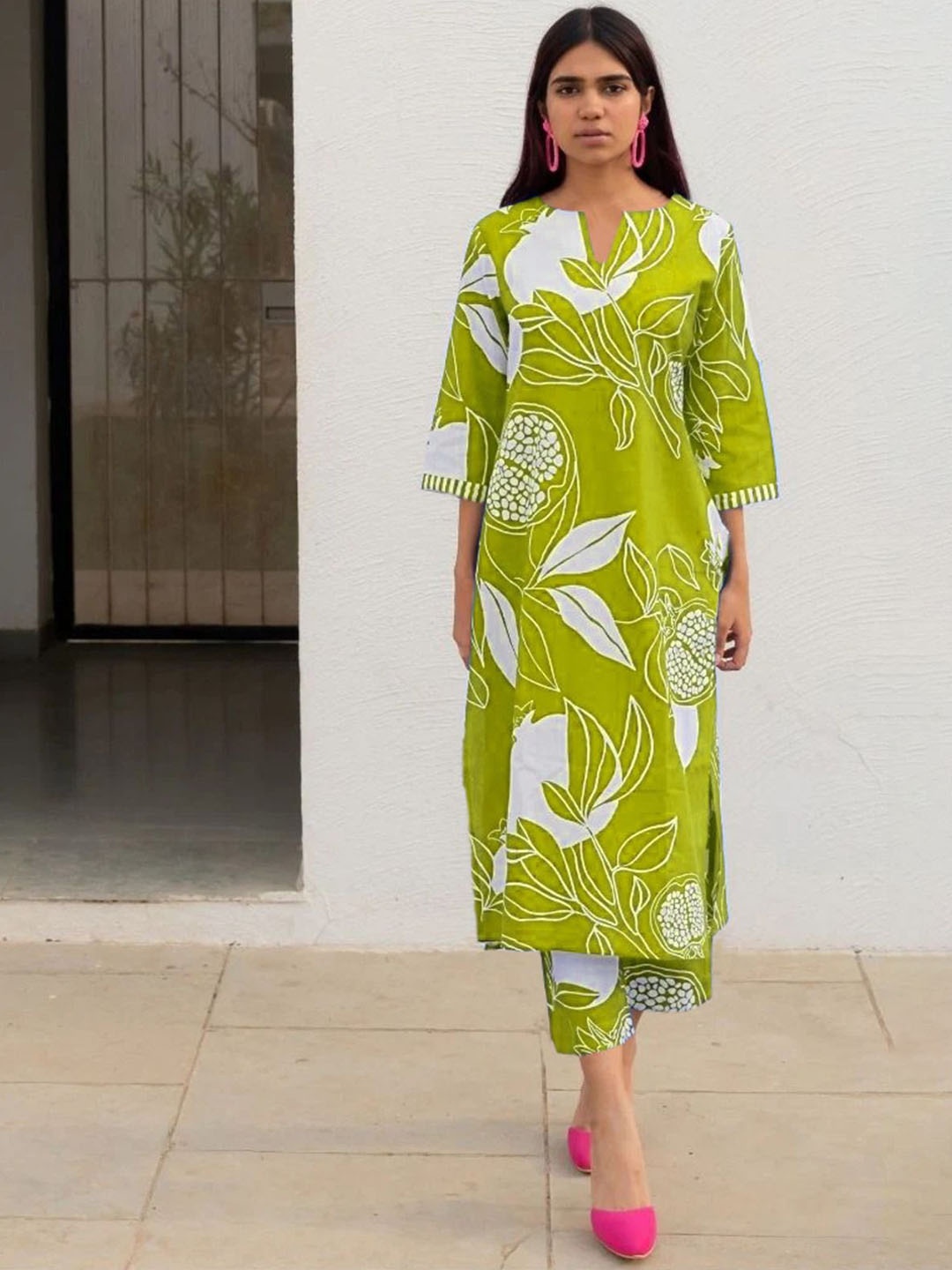 

Anni Designer Women Floral Printed Regular Kurta with Trousers, Green