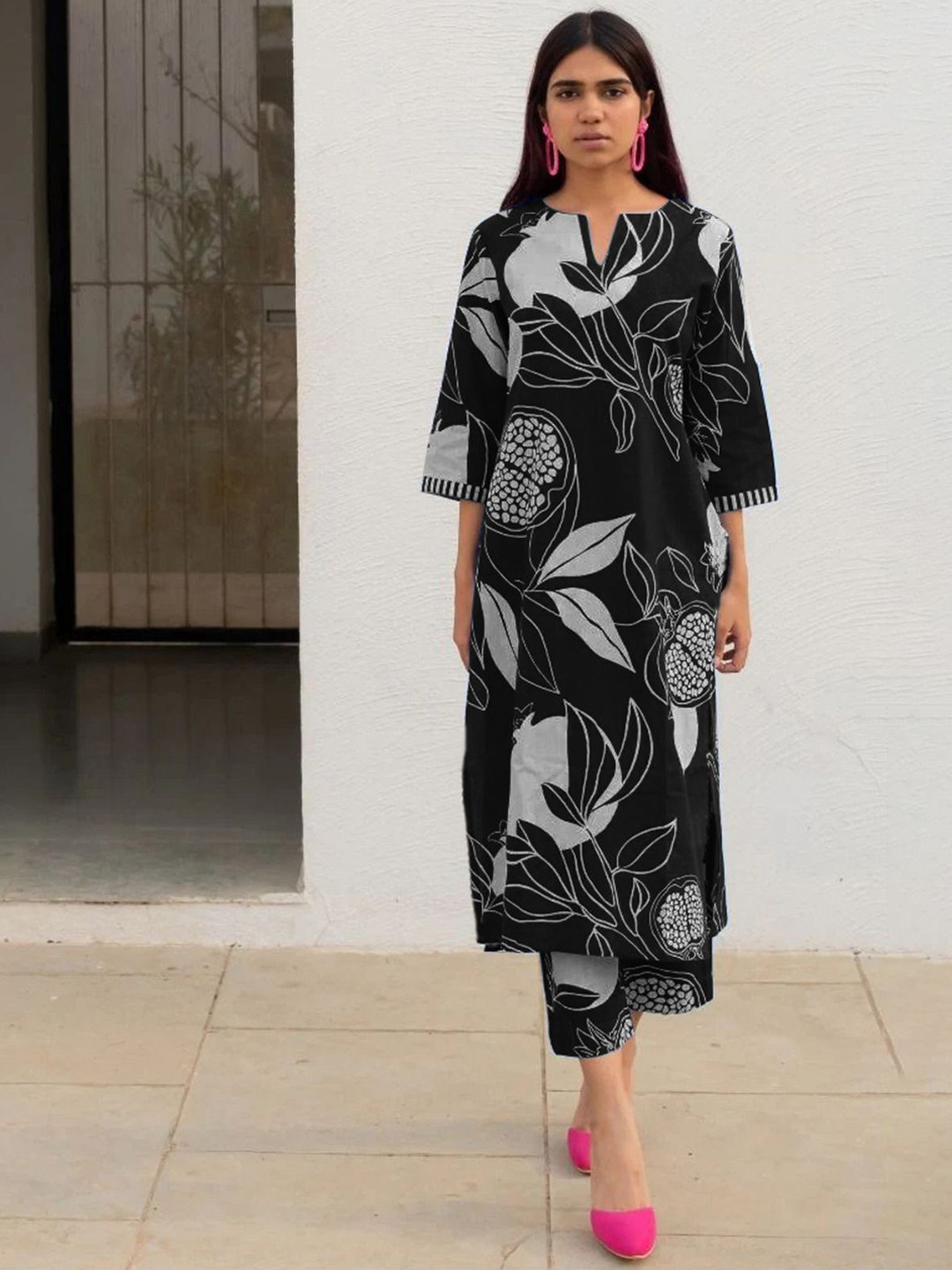 

Anni Designer Women Floral Printed Regular Kurta with Trousers, Black