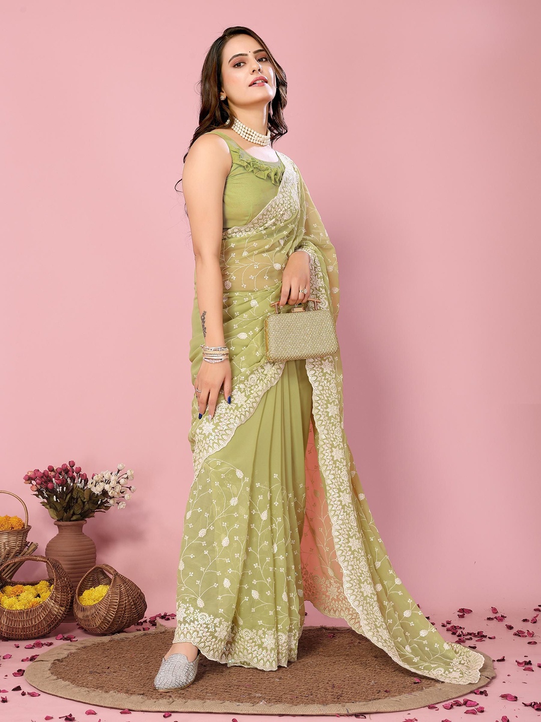 

VAIRAGEE Floral Embroidered Saree, Lime green