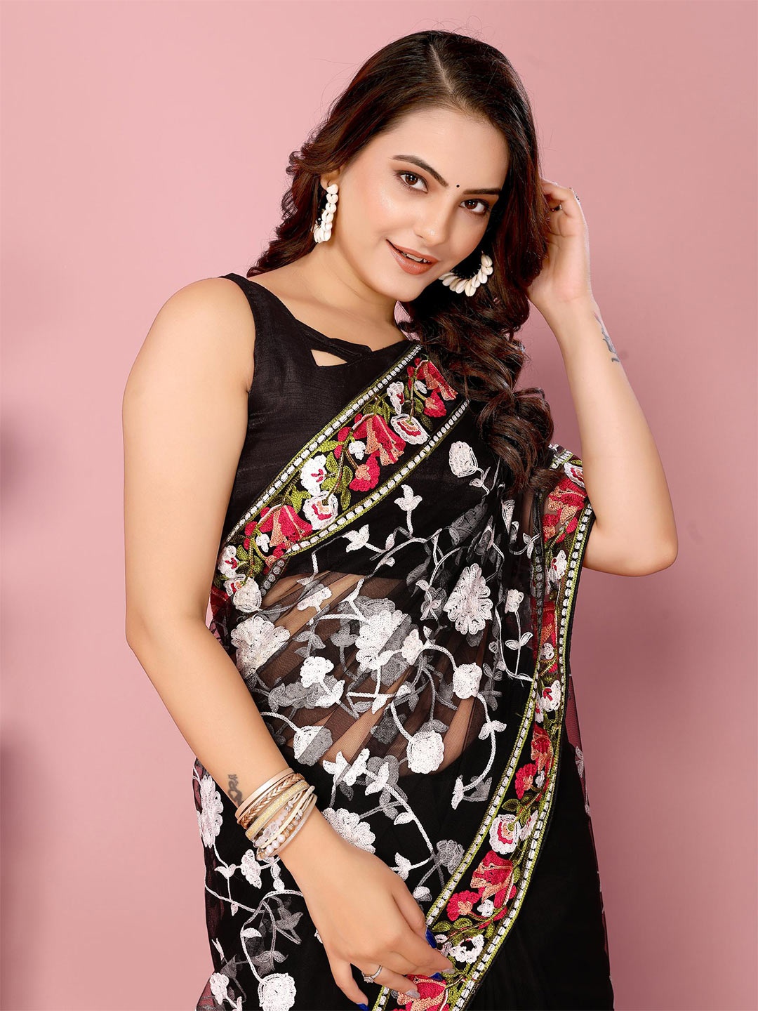 

VAIRAGEE Floral Embroidered Net Saree, Black