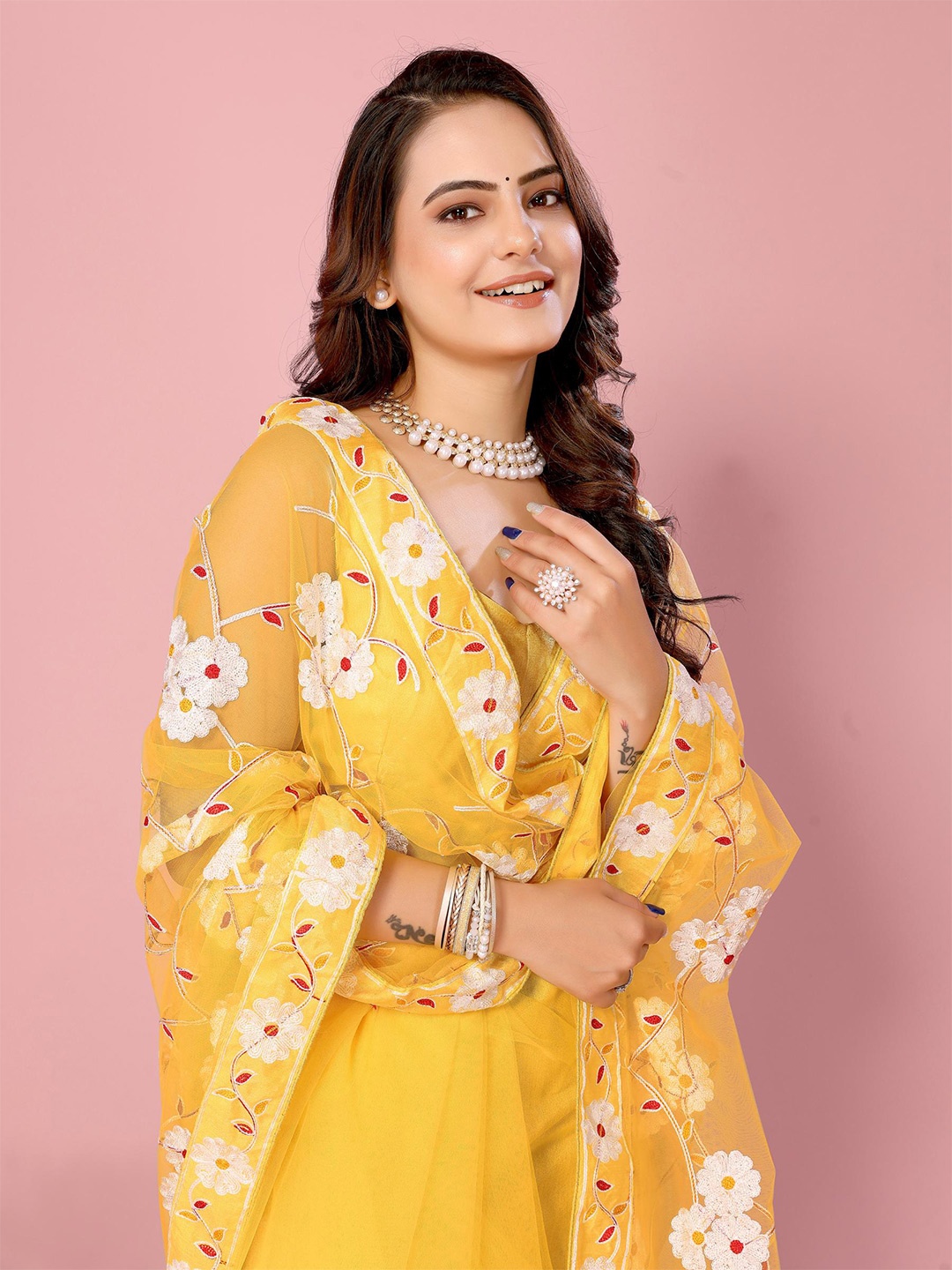 

VAIRAGEE Floral Embroidered Net Saree, Yellow