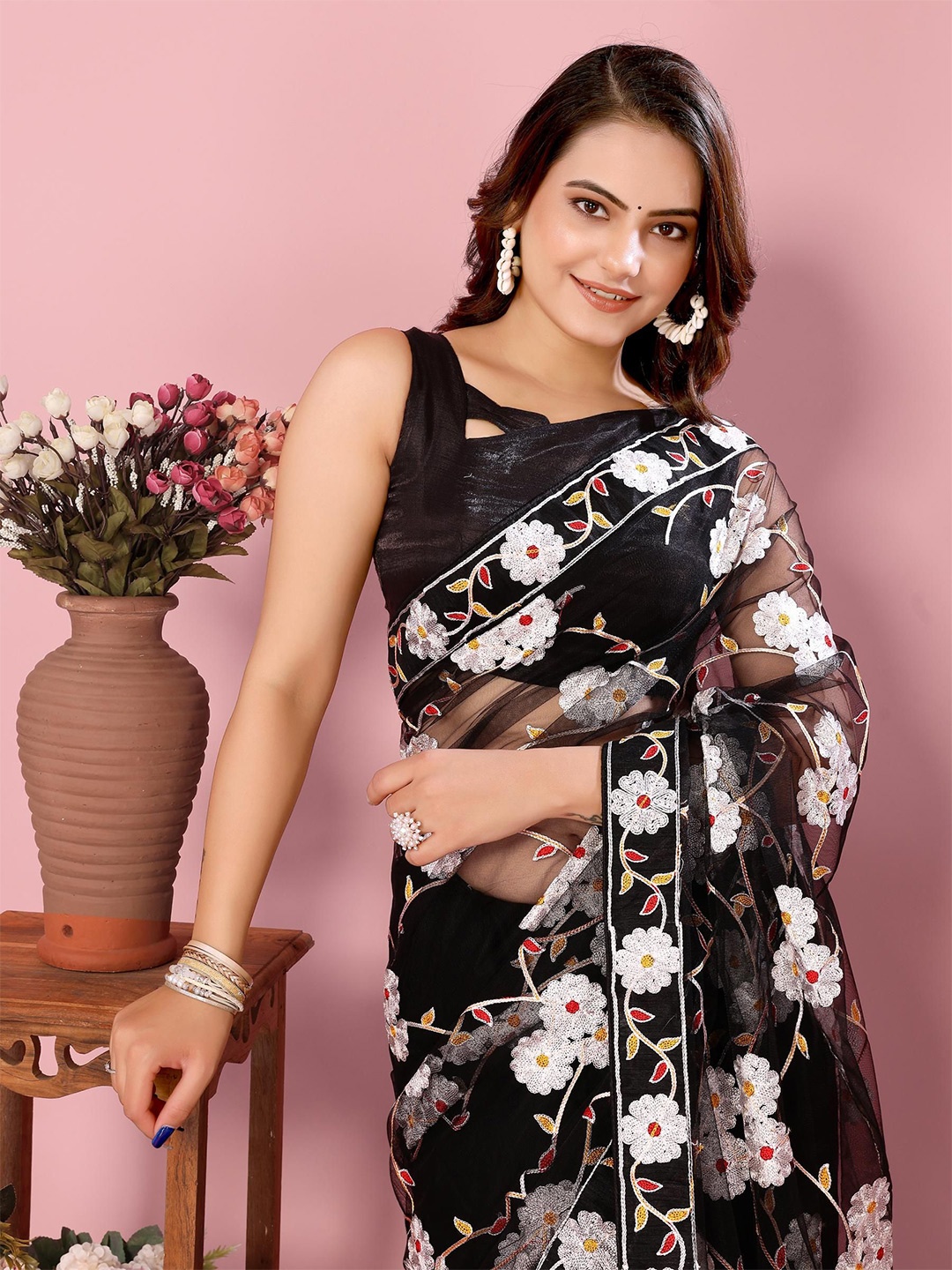 

VAIRAGEE Floral Embroidered Net Saree, Black