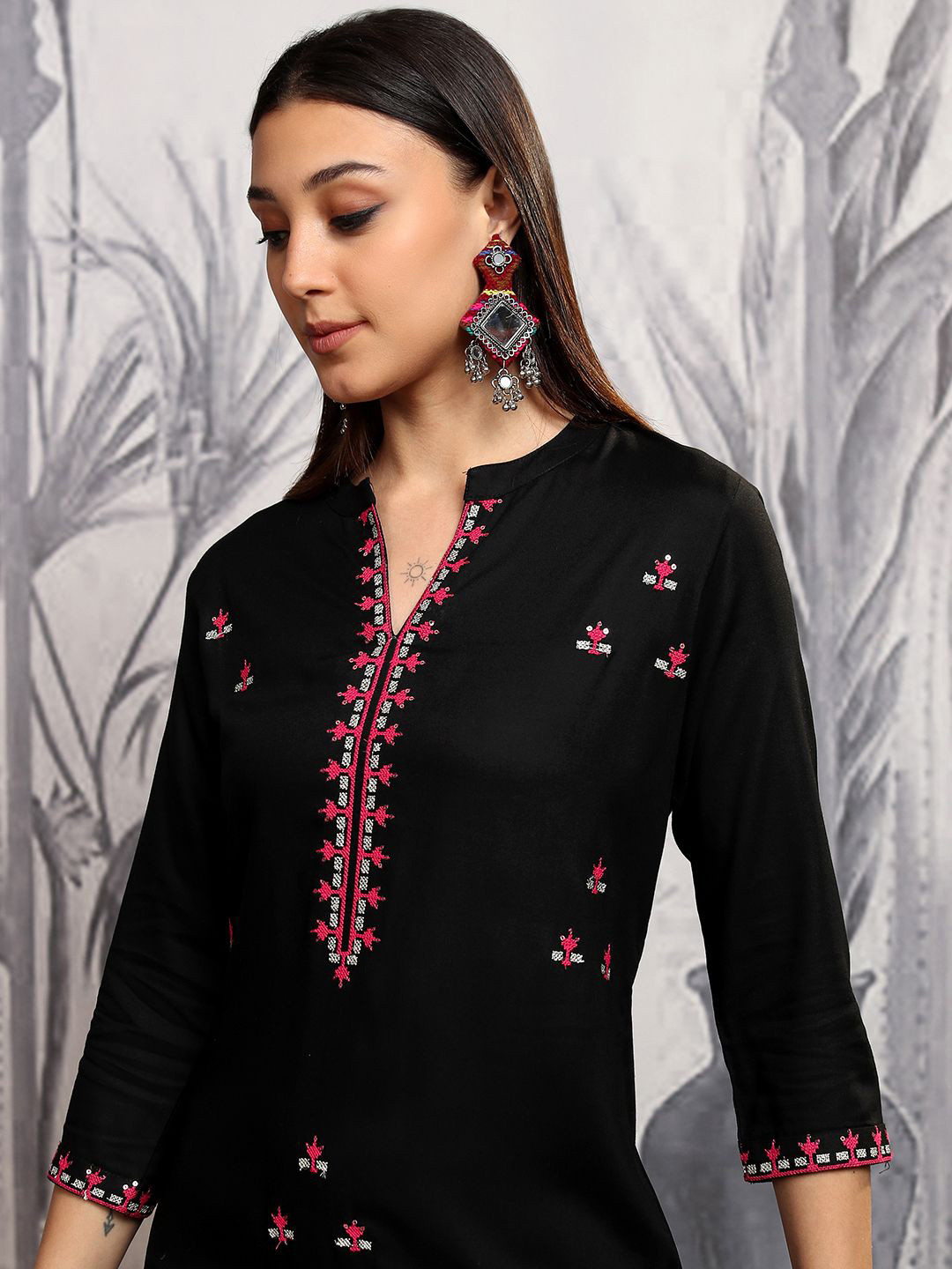 

Vishudh Women Floral Embroidered Kurta, Black