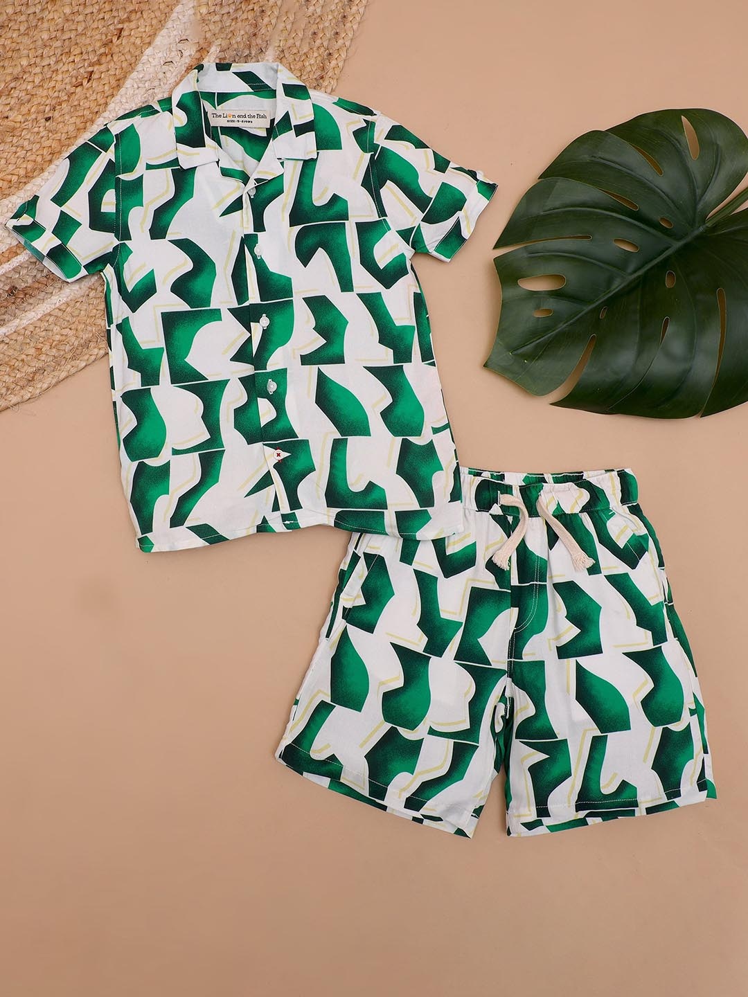 

The Lion and The Fish Boys Printed Shirt Collar Neck Shirt With Flared Shorts Clothing Set, Green