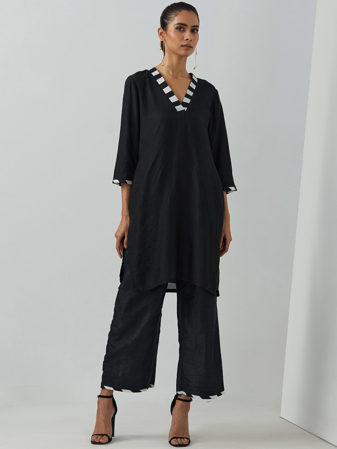 

THE INDIAN CAUSE Women Regular Chanderi Silk Kurta with Palazzos, Black