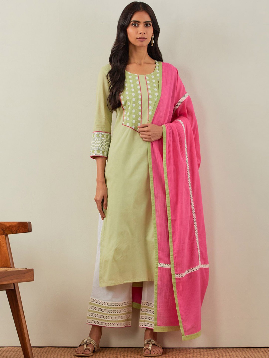 

THE INDIAN CAUSE Women Floral Yoke Design Sequinned Pure Cotton Kurtaset & With Dupatta, Green