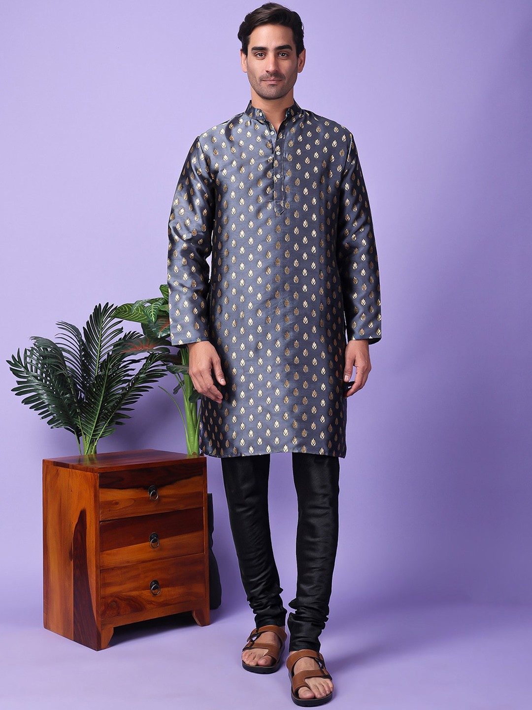 

Hangup Ethnic Motifs Woven Design Band Collar Zari Kurta With Trousers, Grey