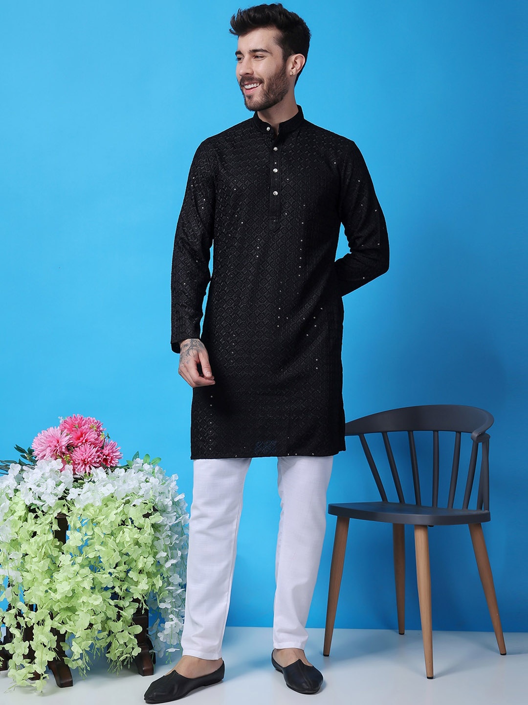 

Hangup Men Sequinned Embroidered Regular Kurta with Pyjamas, Black