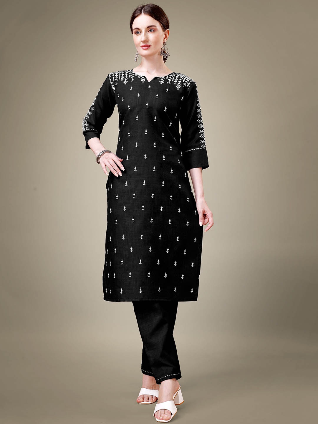 

devkison Designer Women Ethnic Motifs Embroidered Regular Thread Work Kurta with Trousers, Black