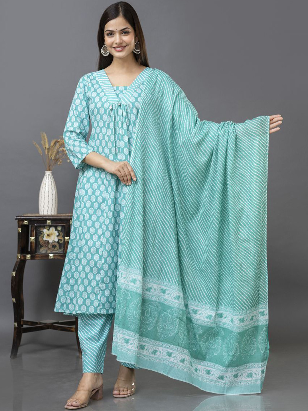 

D K W Women Floral Printed Regular Pure Cotton Kurta with Trousers & Dupatta, Green