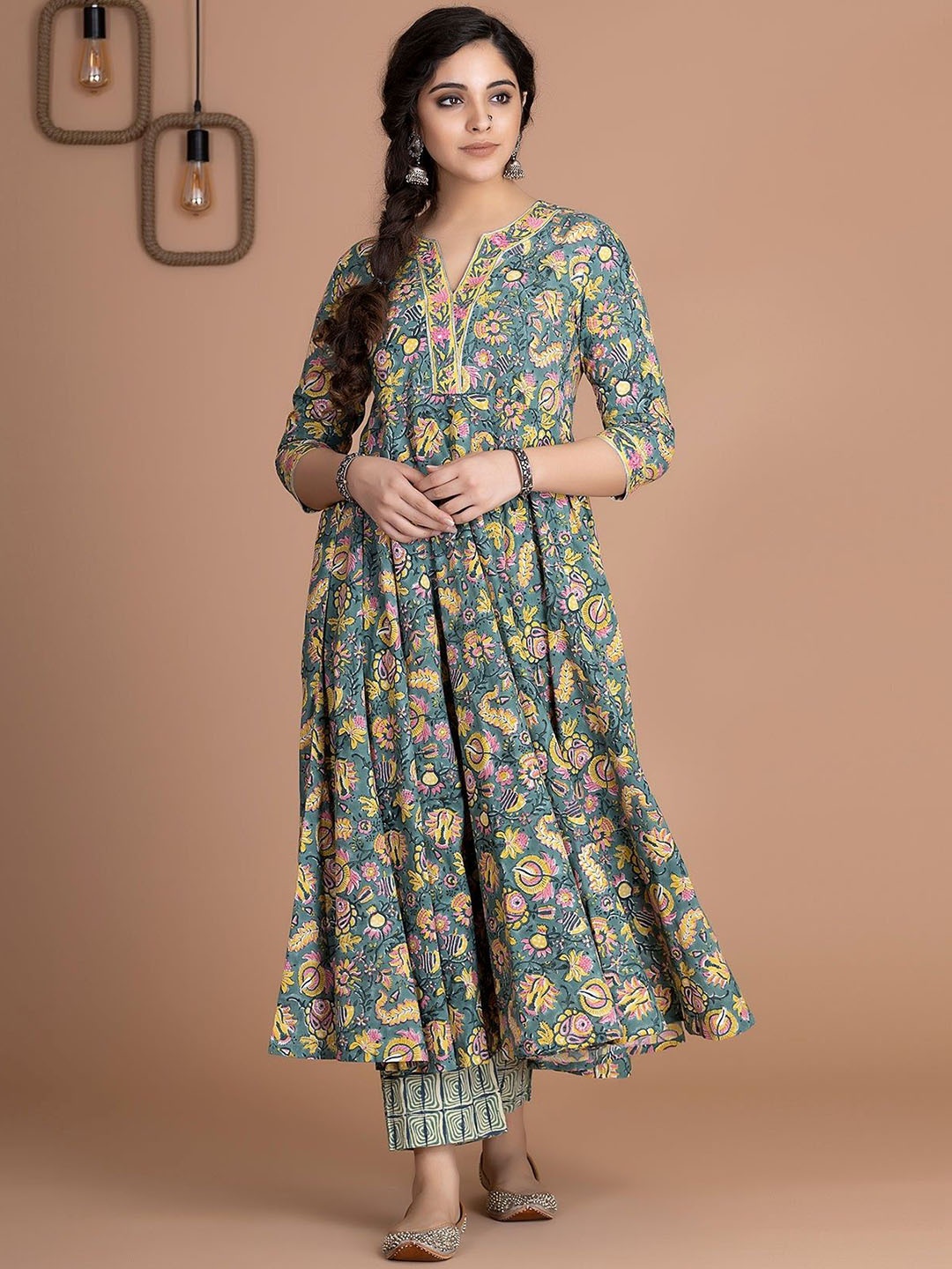 

Charnest Women Floral Printed Kurta with Trousers, Green