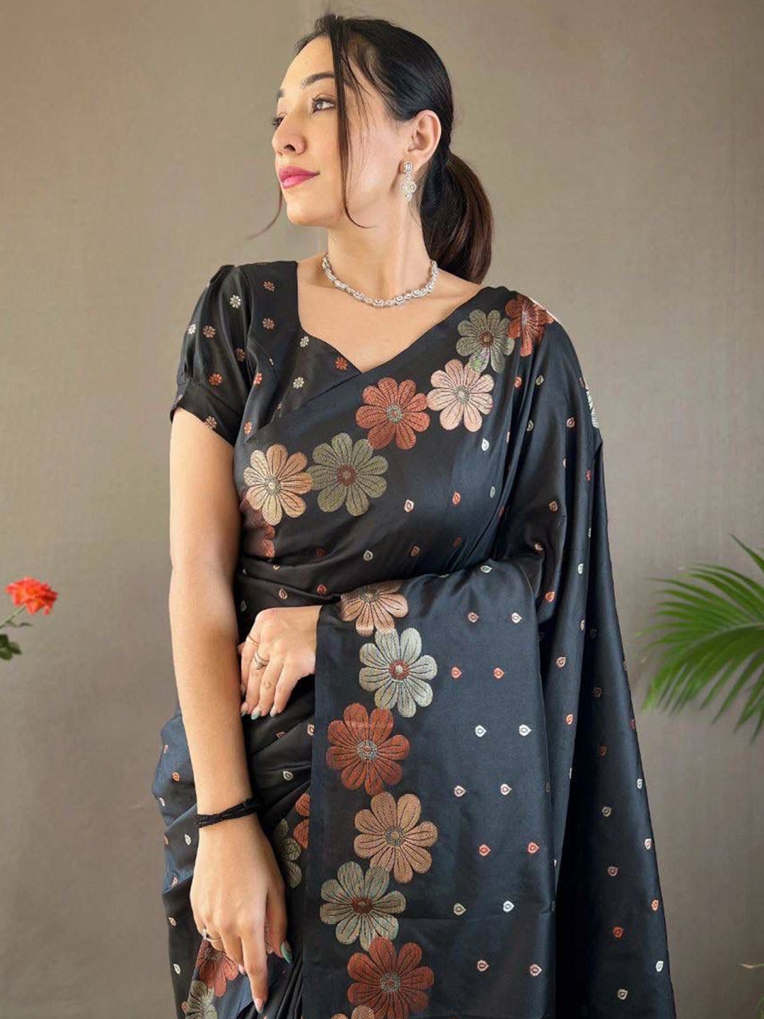 

TIEXA Floral Zari Pure Silk Banarasi Saree, Black
