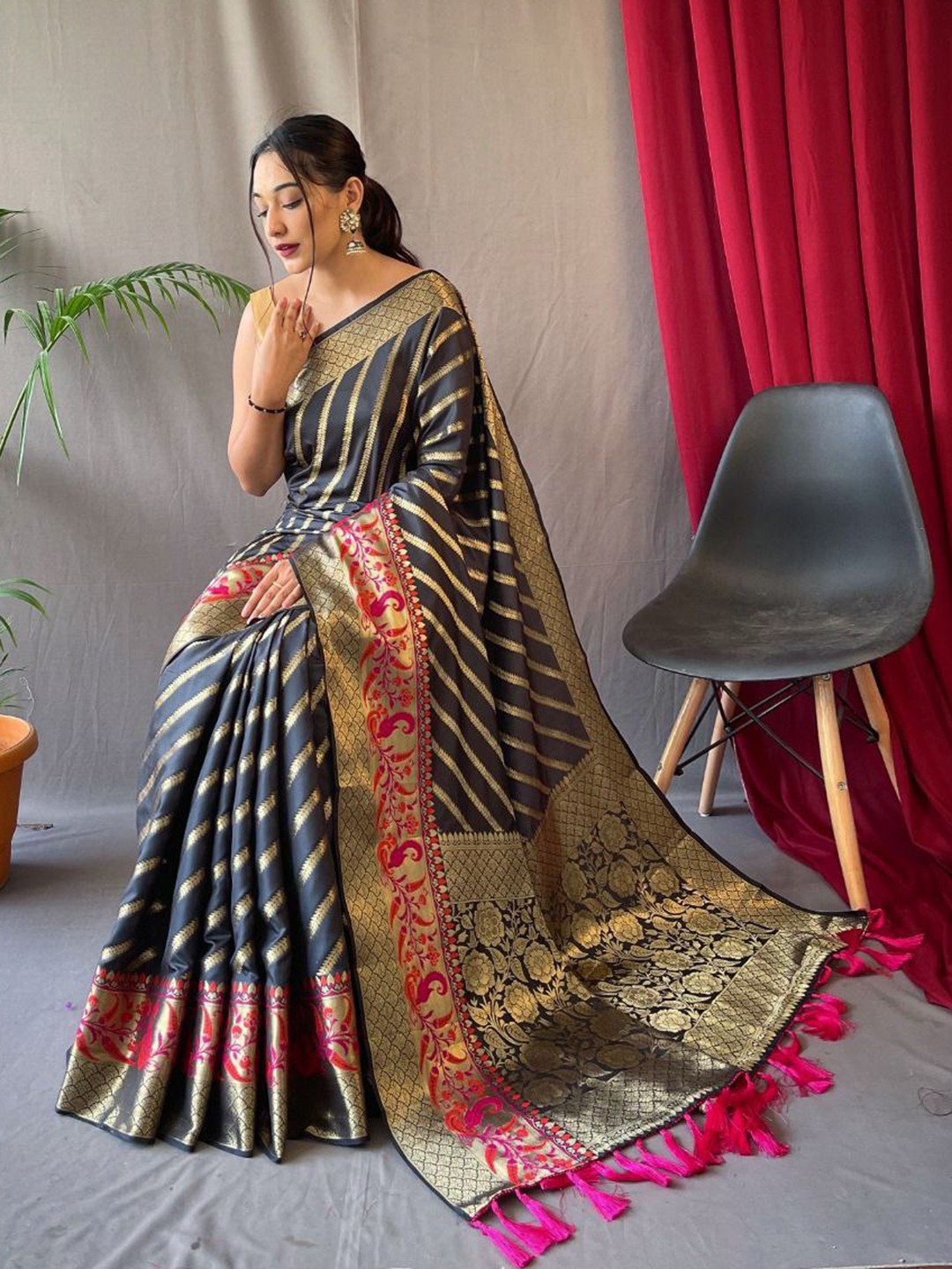 

TIEXA Woven Design Zari Pure Silk Banarasi Saree, Black