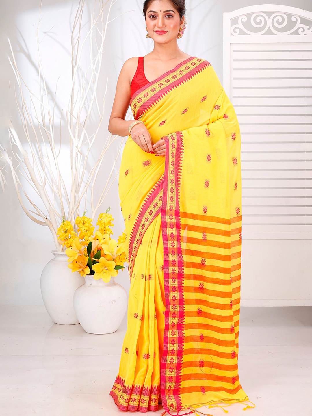 

DipDiya Woven Design Pure Cotton Taant Saree, Yellow