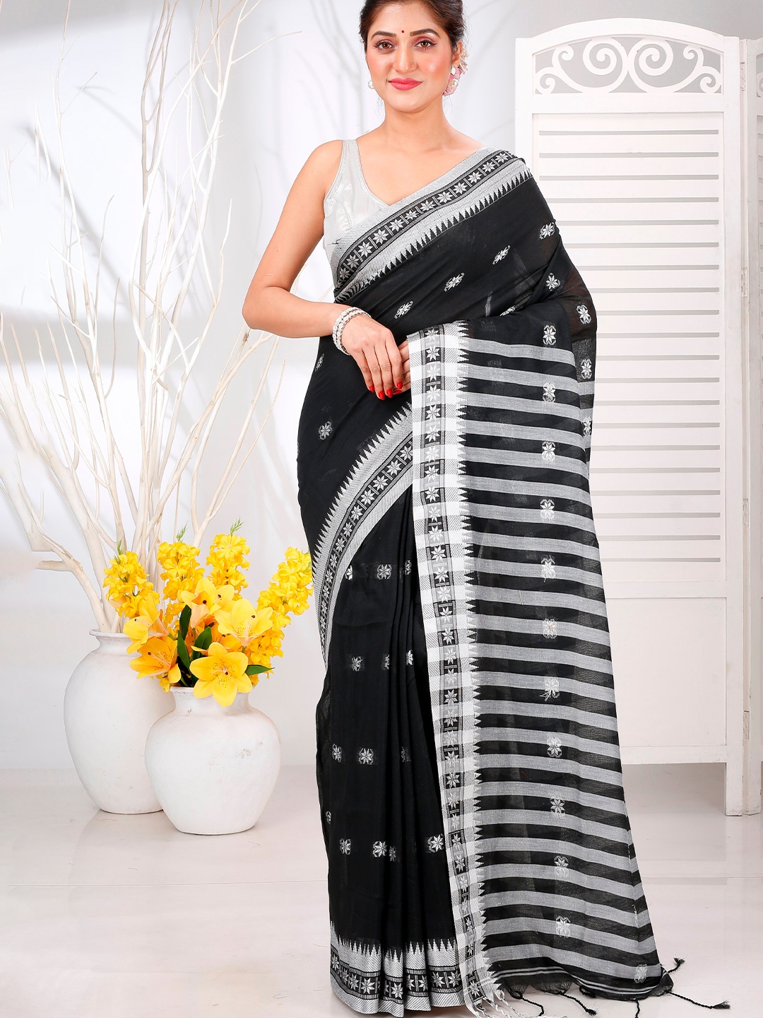 

DipDiya Woven Design Pure Cotton Taant Saree, Black