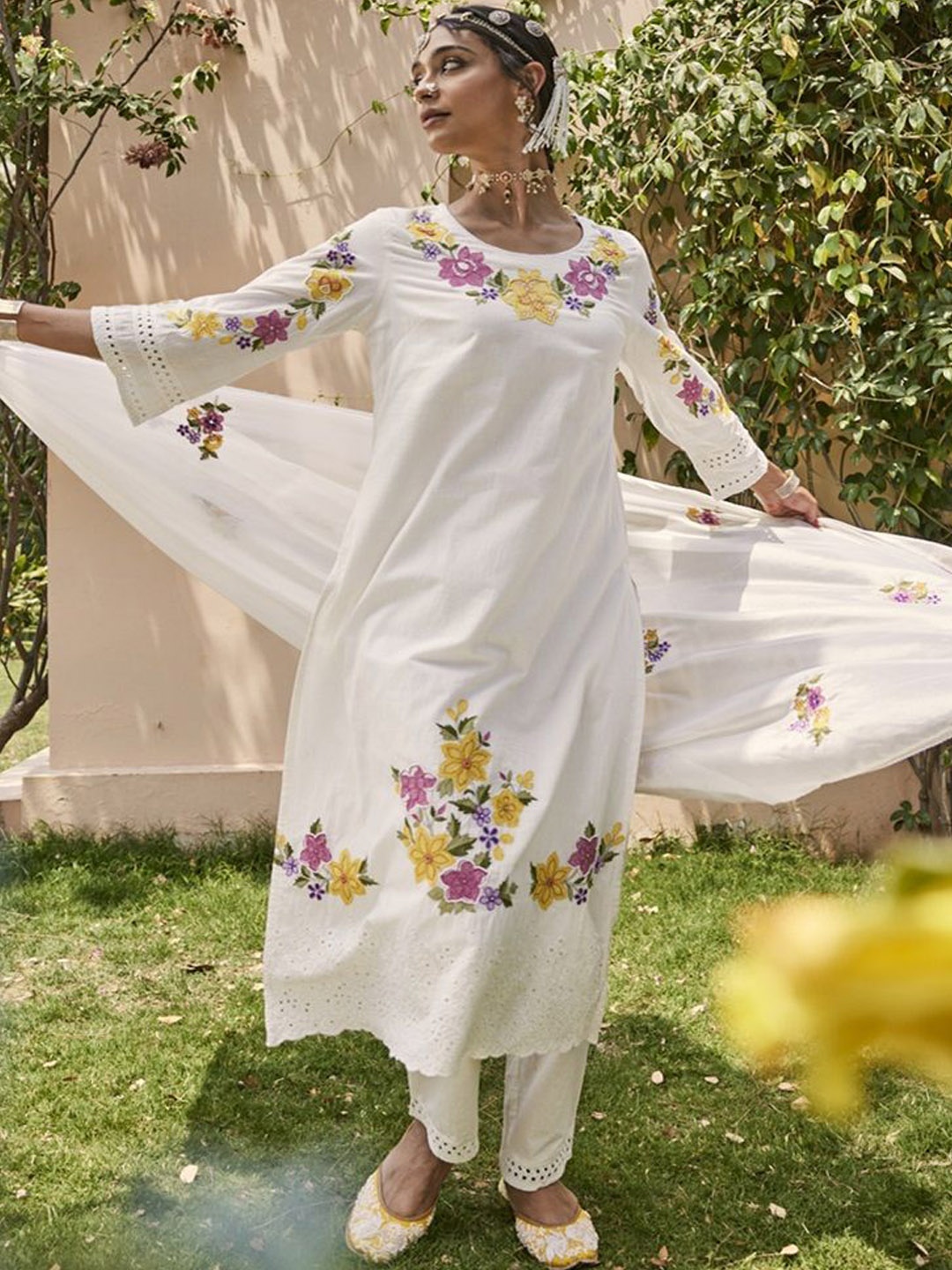 

HEEPOSH Women Floral Regular Thread Work Pure Cotton Kurta with Trousers & With Dupatta, White