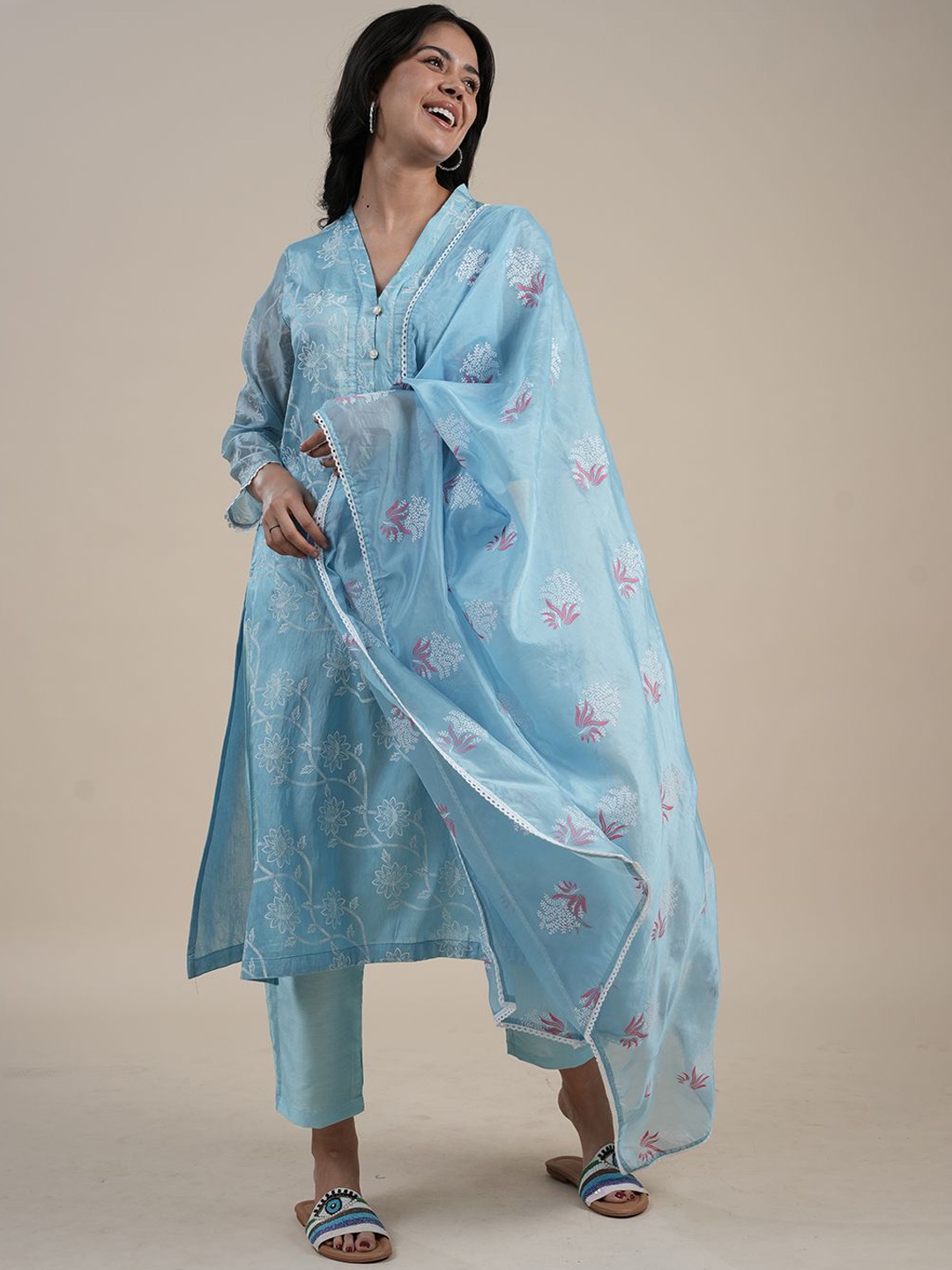 

HEEPOSH Women Floral Printed Kurta With Trousers & Dupatta, Blue