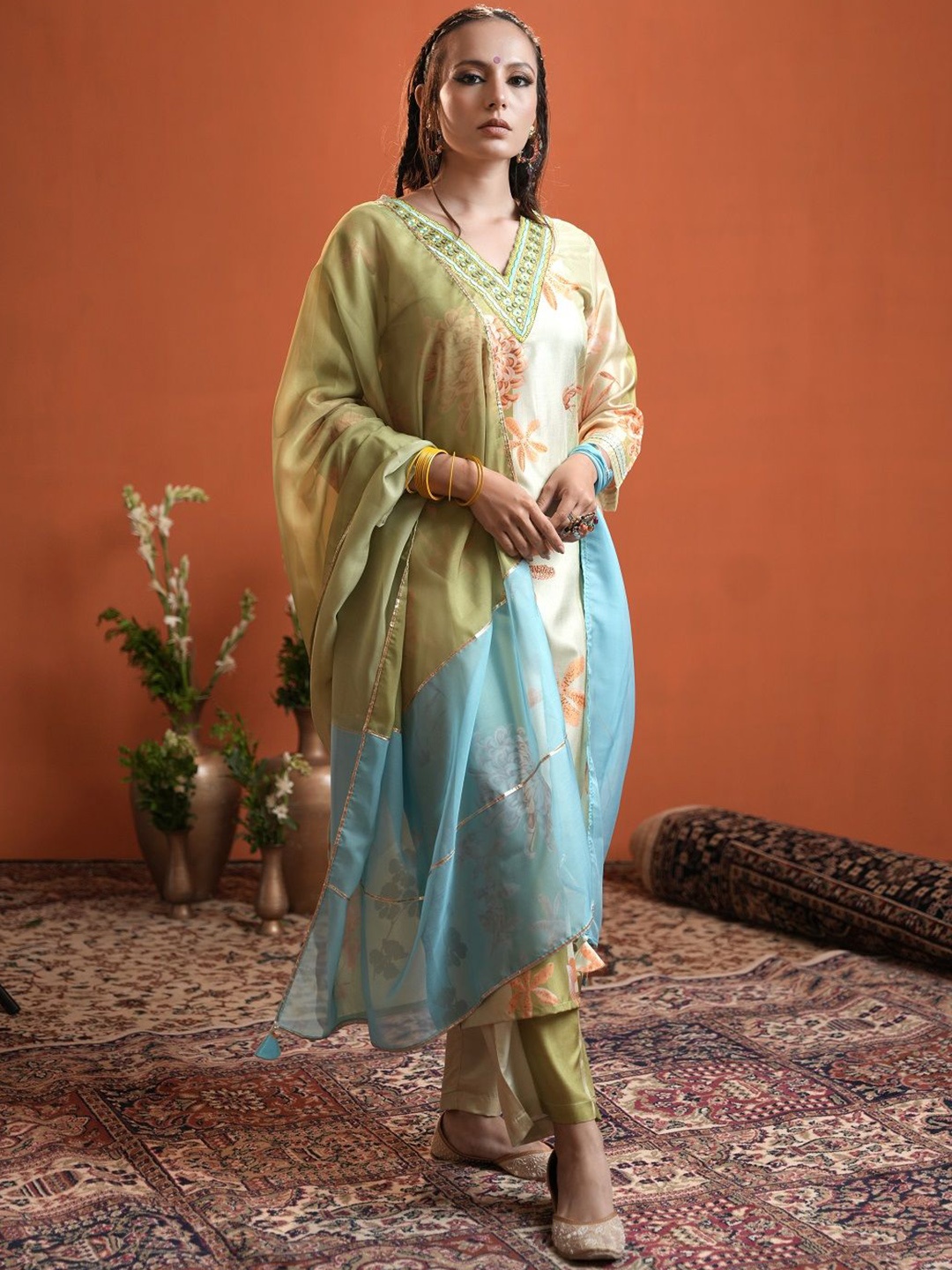 

HEEPOSH Women Floral Embroidered Regular Thread Work Kurta with Trousers & With Dupatta, Green