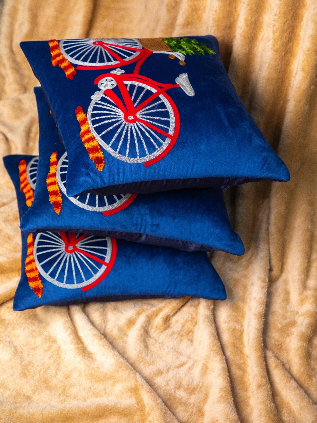 

STUDIOHMK Blue & Red Embroidery Square Cushion Covers