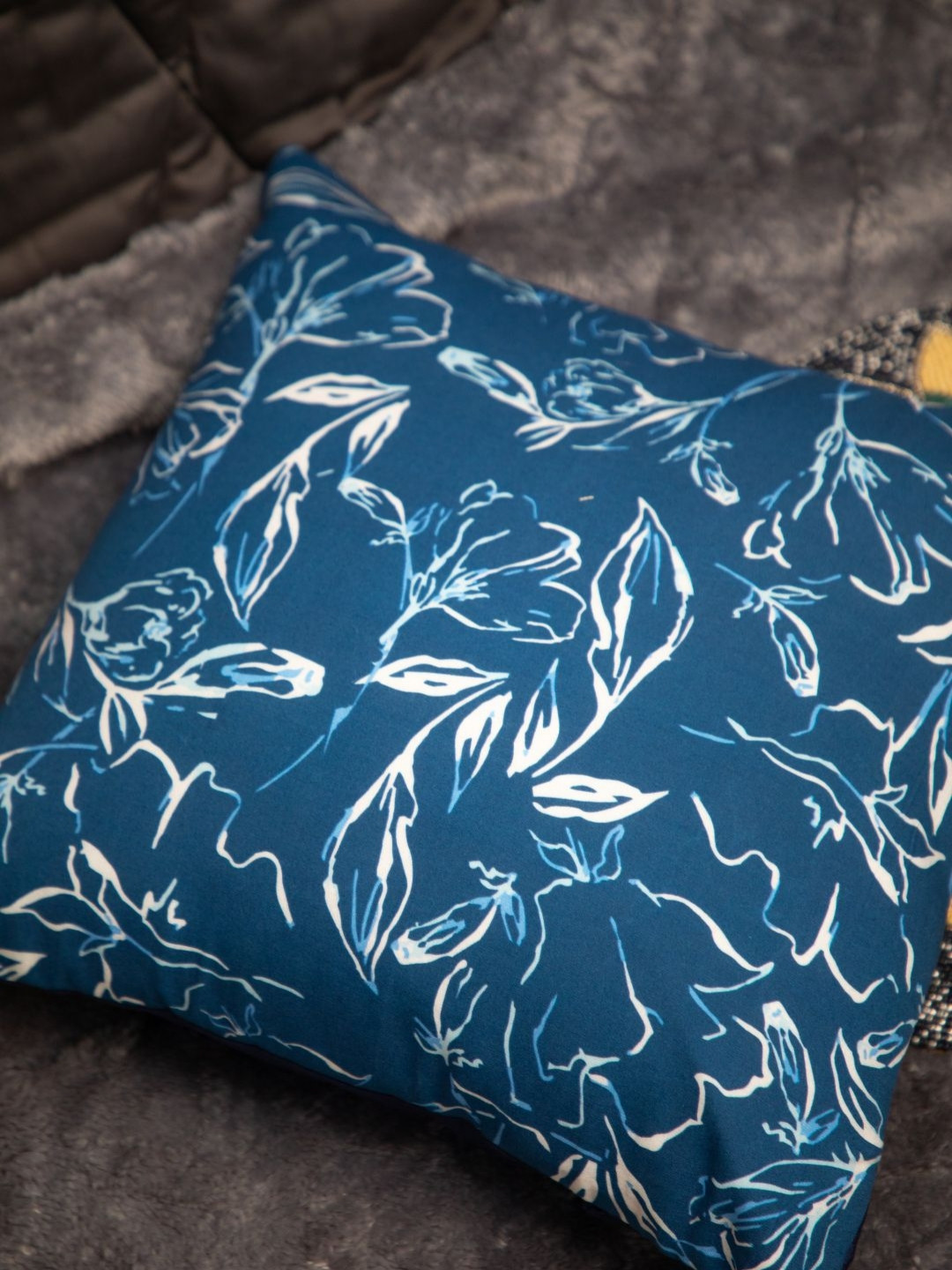 

STUDIOHMK Blue & White Set Of 2 Floral Square Cushion Covers