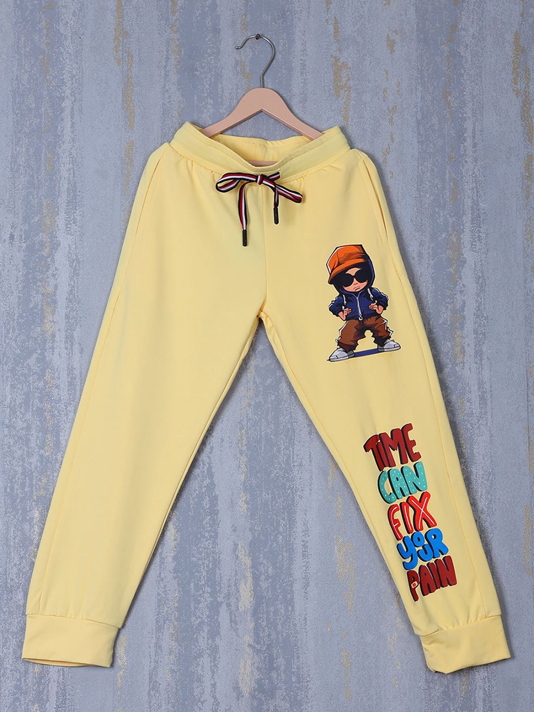 

CHUNMUN Boys Printed Mid-Rise Joggers, Yellow