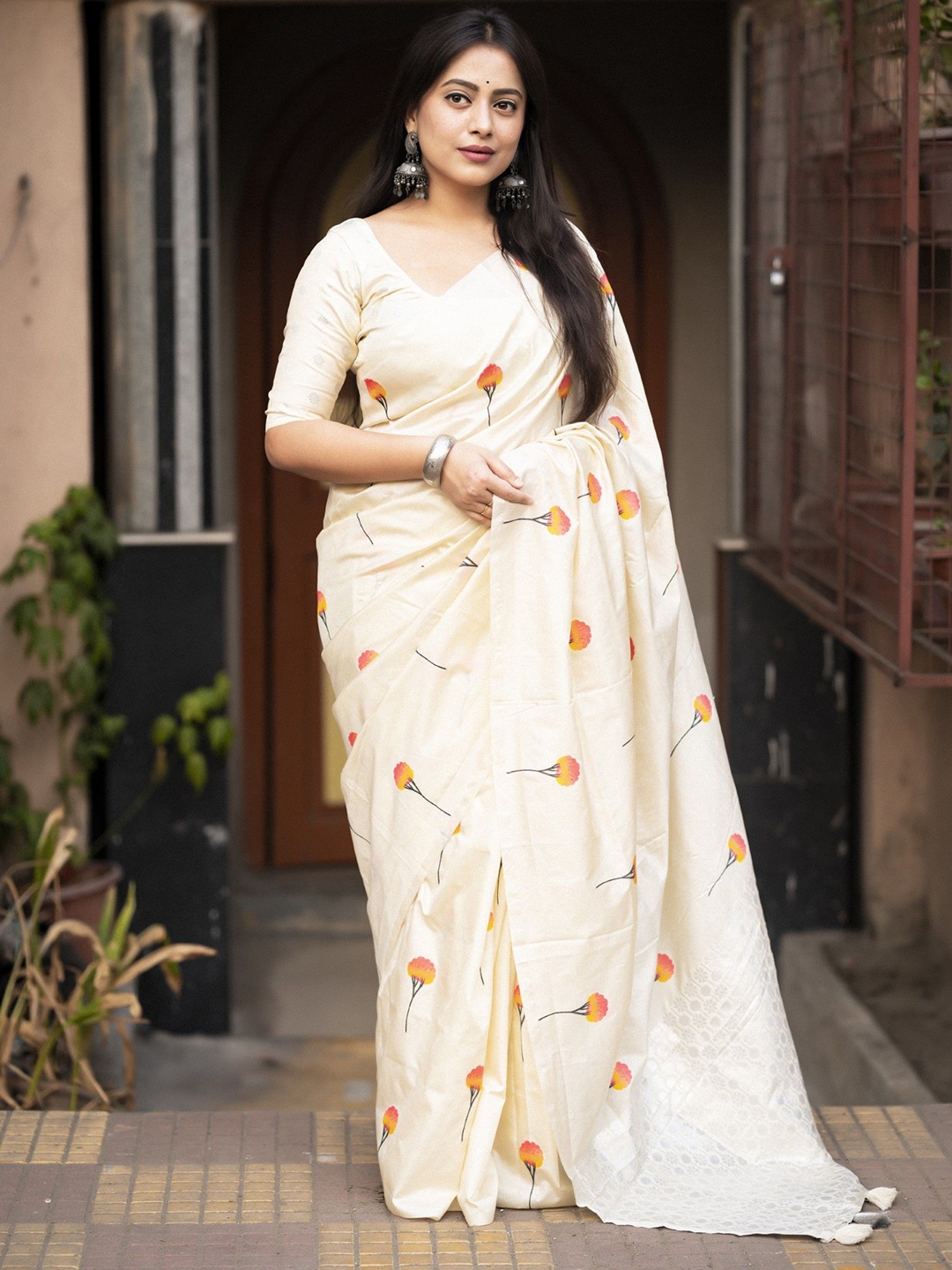 

Mitera Floral Zari Saree, Cream