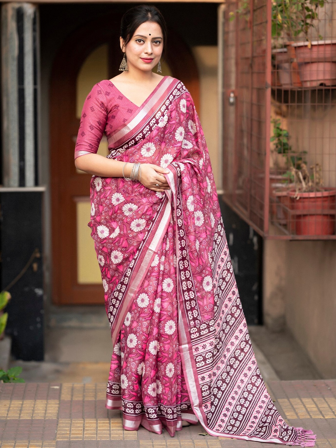 

Mitera Floral Printed Saree, Pink