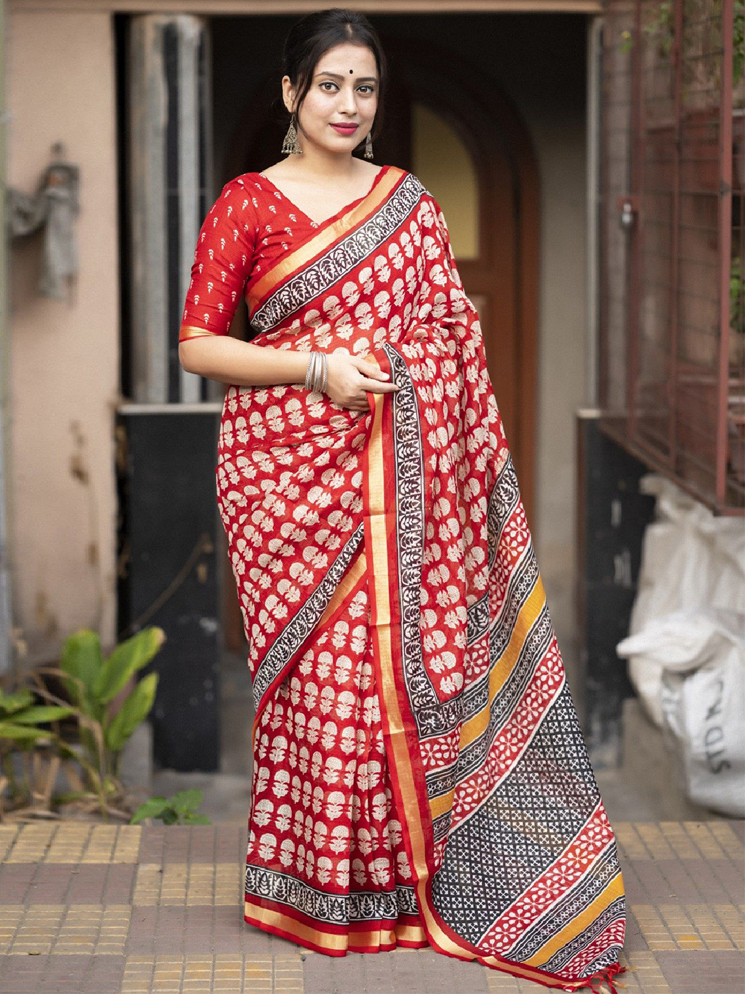 

Mitera Ethnic Motifs Zari Saree, Red