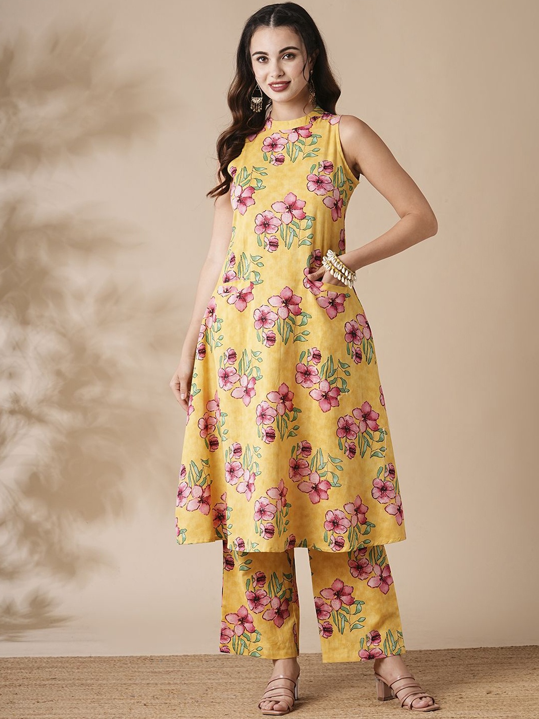 

FASHOR Women Floral Printed Panelled Pure Cotton Kurta with Trousers, Yellow