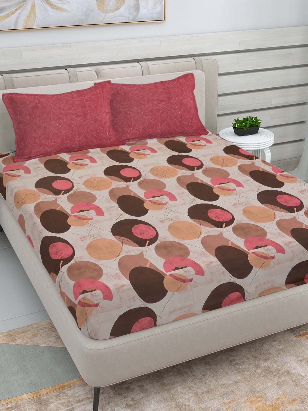 

FABINALIV Beige & Red Geometric Print 300 TC Fitted Super King Bedsheet & 2 Pillow Covers