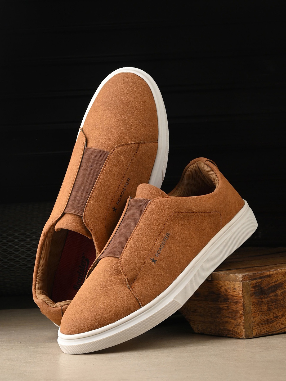 

The Roadster Lifestyle Co Men Lightweight Casual Sneakers, Tan