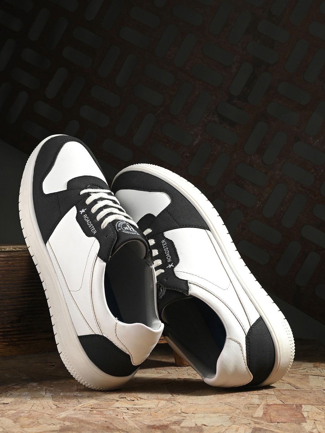 

The Roadster Lifestyle Co Men Lightweight Casual Sneakers, Black