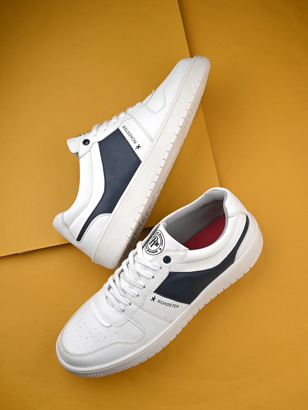 

The Roadster Lifestyle Co Men Lightweight Sneakers, White