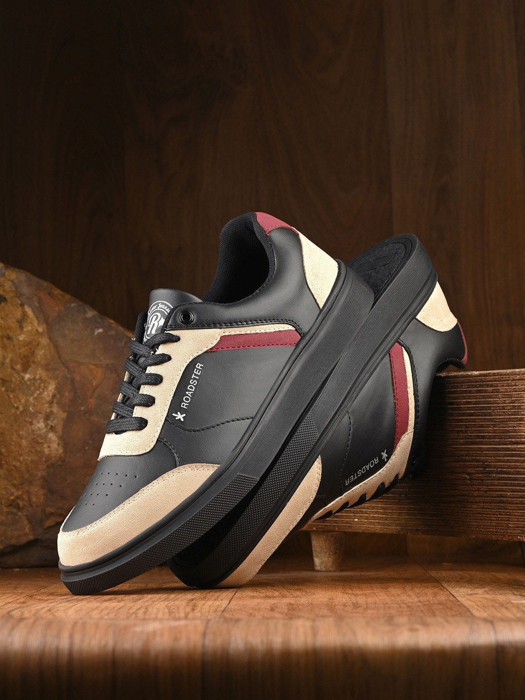 

The Roadster Lifestyle Co Men Lightweight Casual Sneakers, Black