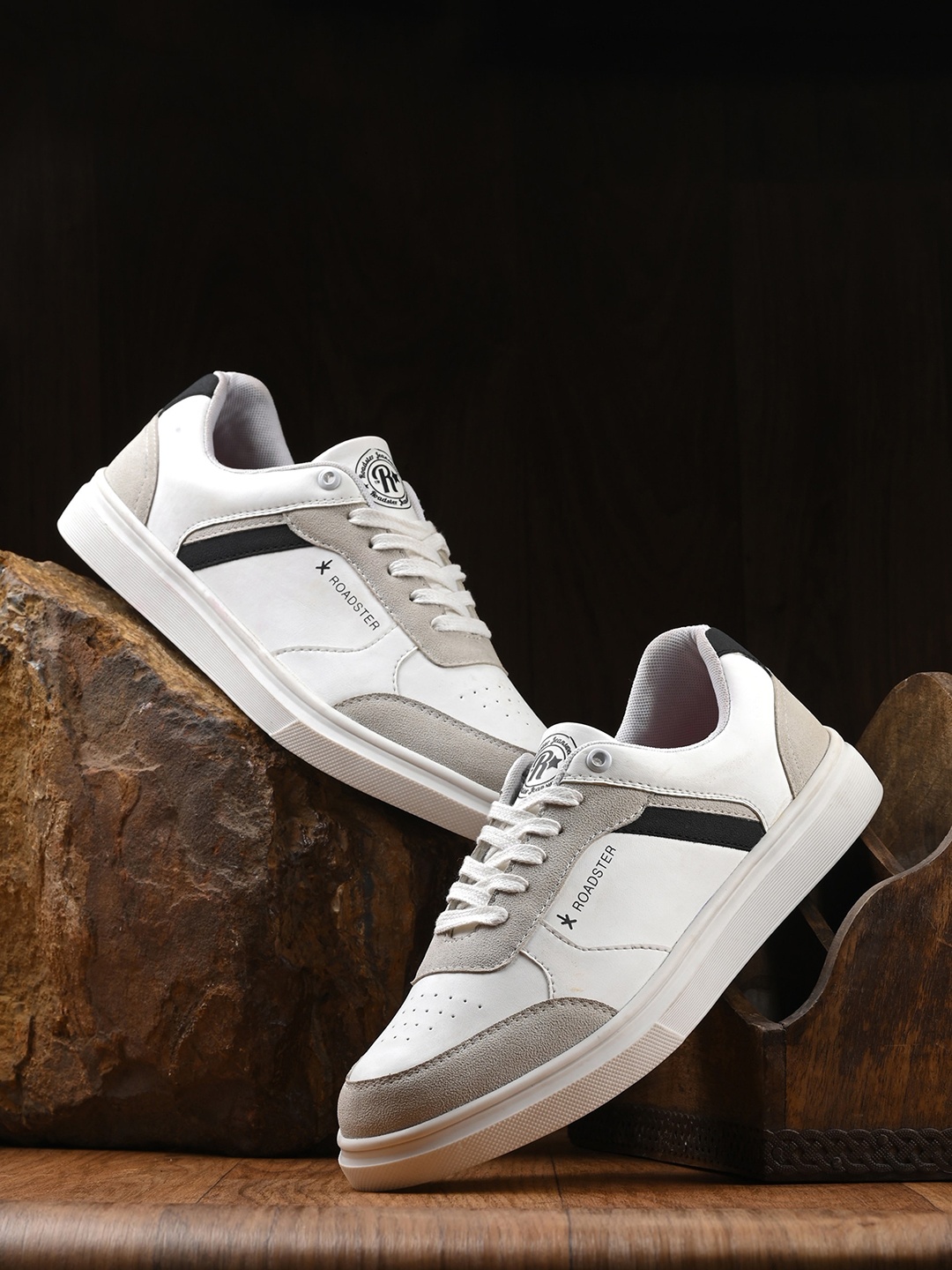 

The Roadster Lifestyle Co Men Lightweight Sneakers, White