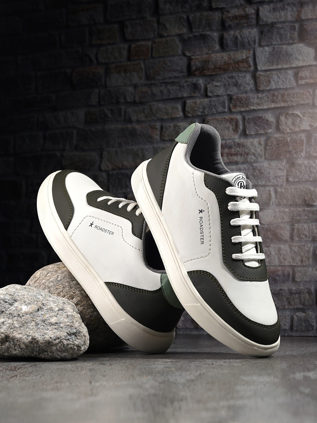

The Roadster Lifestyle Co Men Colorblocked Casual Sneakers, Black