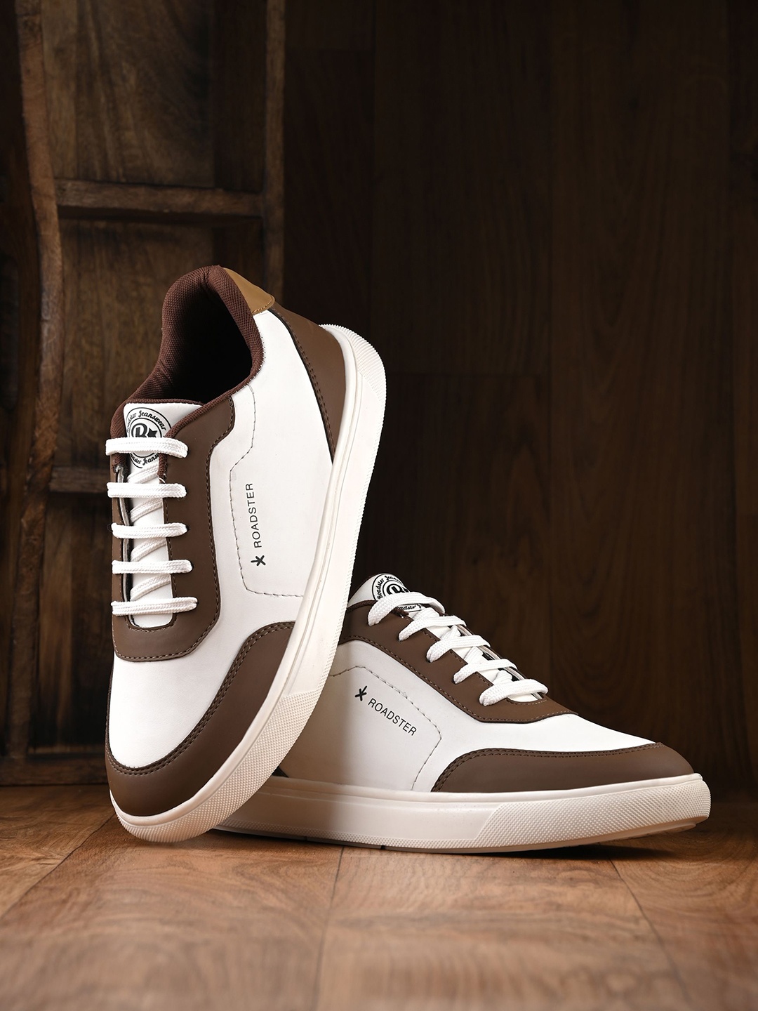 

The Roadster Lifestyle Co Men Lightweight Casual Sneakers, Brown