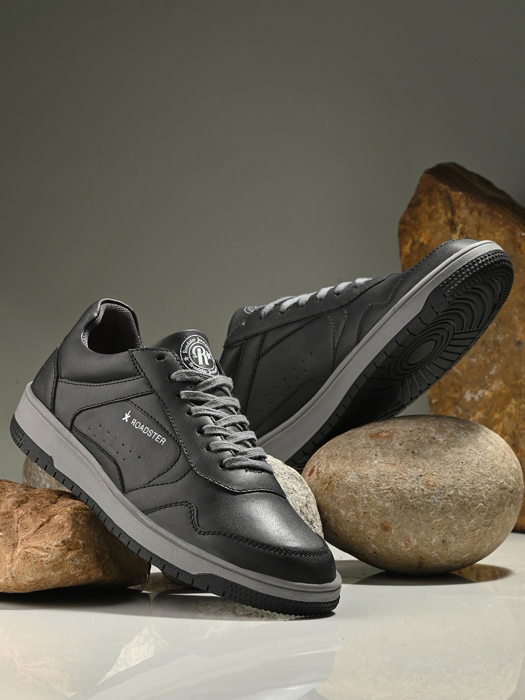 

The Roadster Lifestyle Co Men Lightweight Casual Sneakers, Black