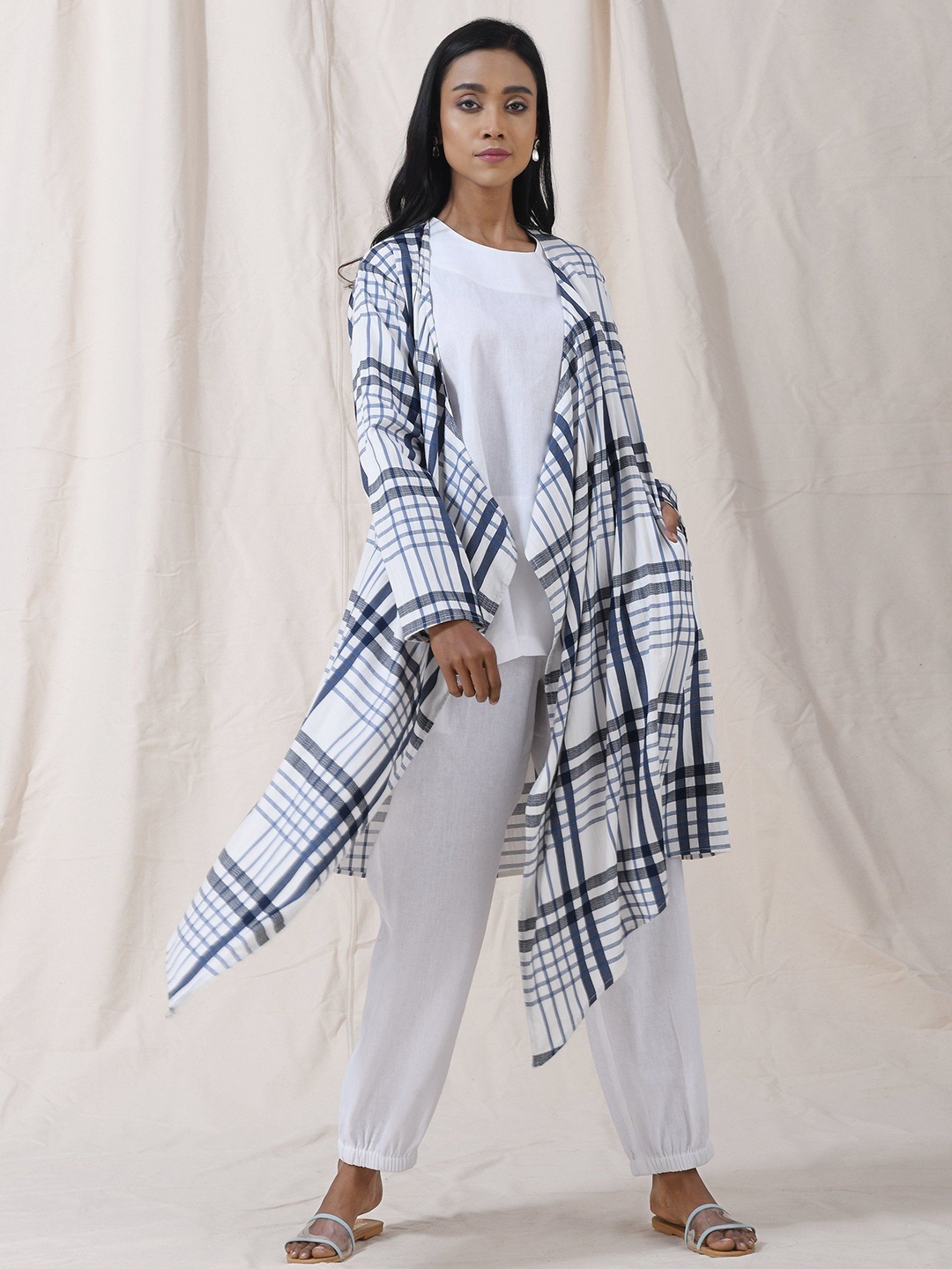 

VASSTRAM Women Checked Longline Ethnic Tie-Up Shrug, White
