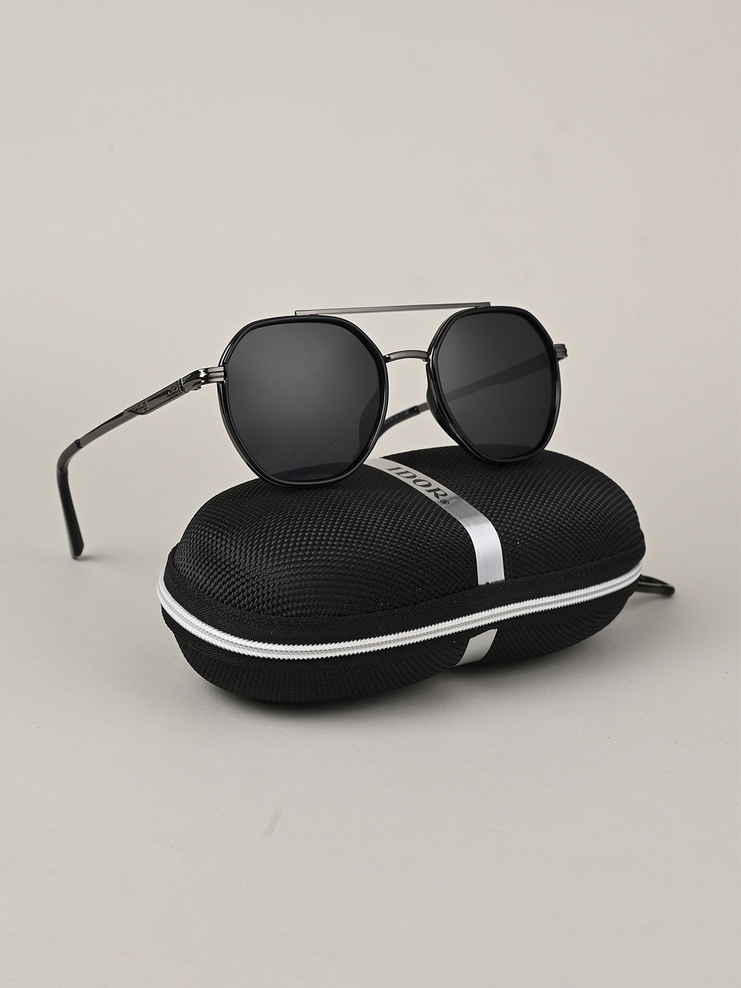 

IDOR Unisex Round Sunglasses with Polarised Lens ID-58457-C1, Black