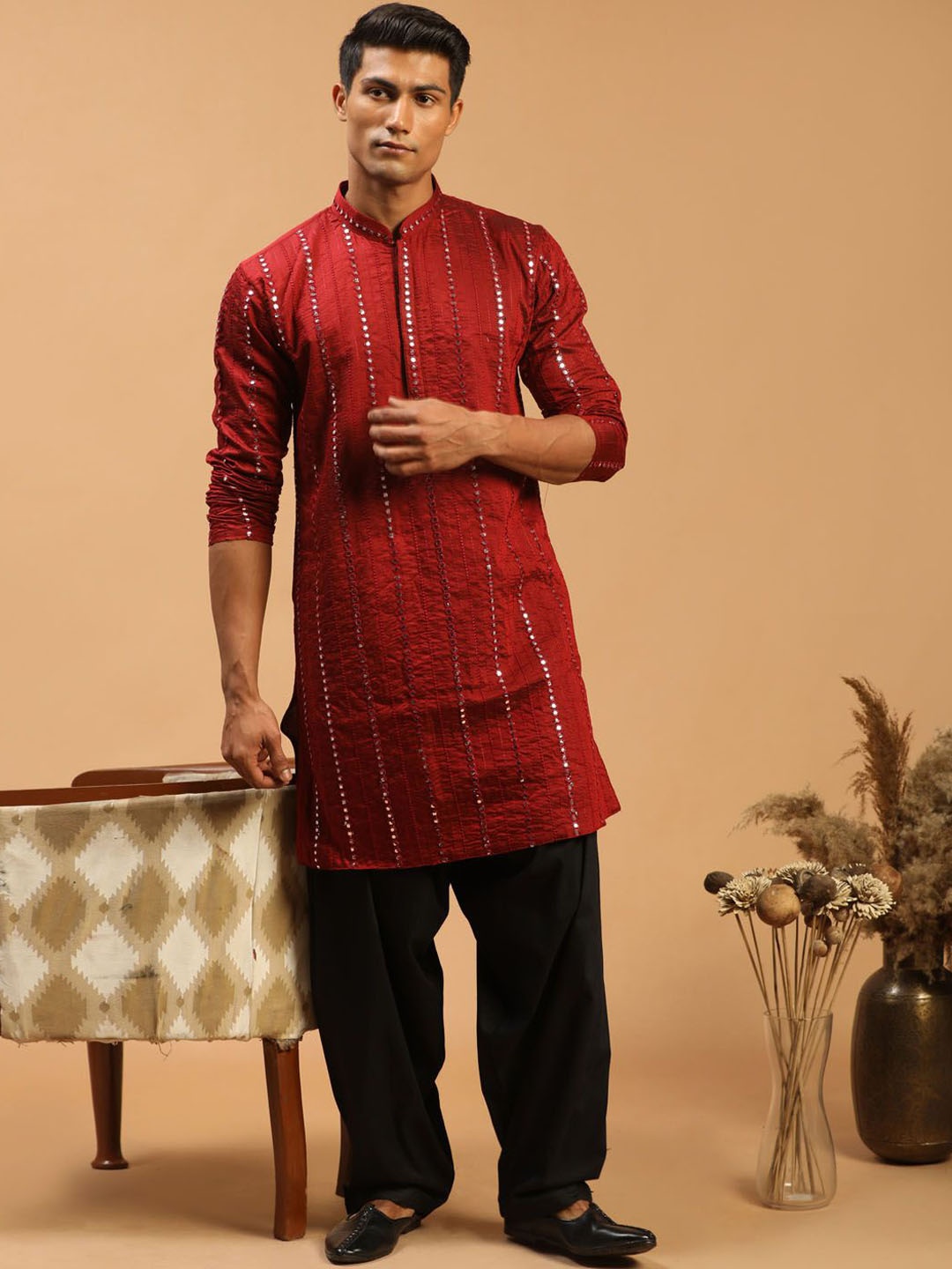 

VASTRAMAY Men Embroidered Regular Mirror Work Kurta with Patiala, Maroon