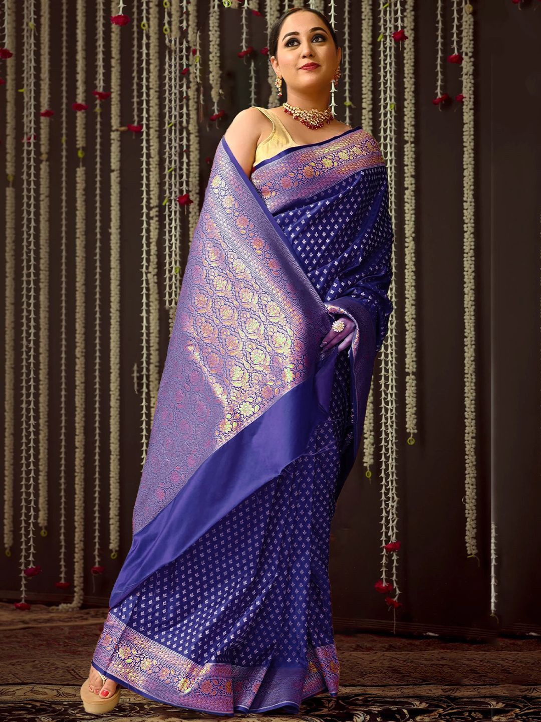 

MANMOHITSAREE Woven Design Zari Banarasi Saree, Navy blue