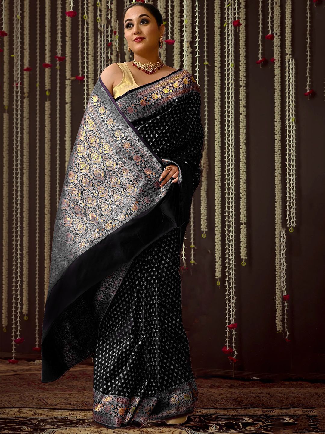 

MANMOHITSAREE Woven Design Zari Banarasi Saree, Black