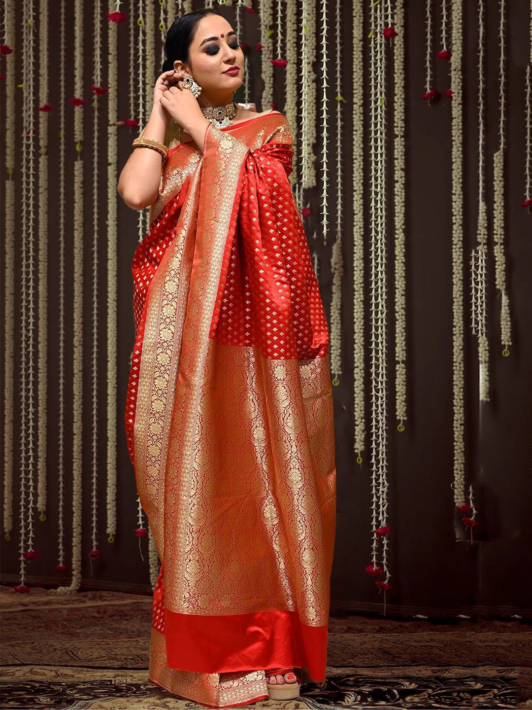 

MANMOHITSAREE Woven Design Zari Banarasi Saree, Red