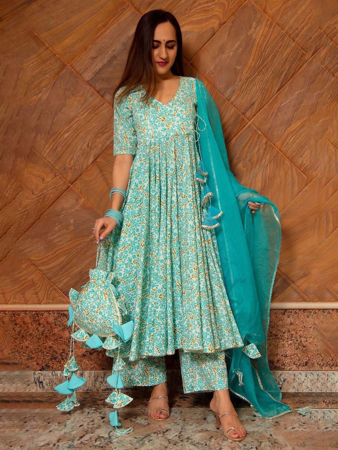 

Pomcha Women Floral Printed Regular Pure Cotton Kurta with Palazzos & With Dupatta, Sea green