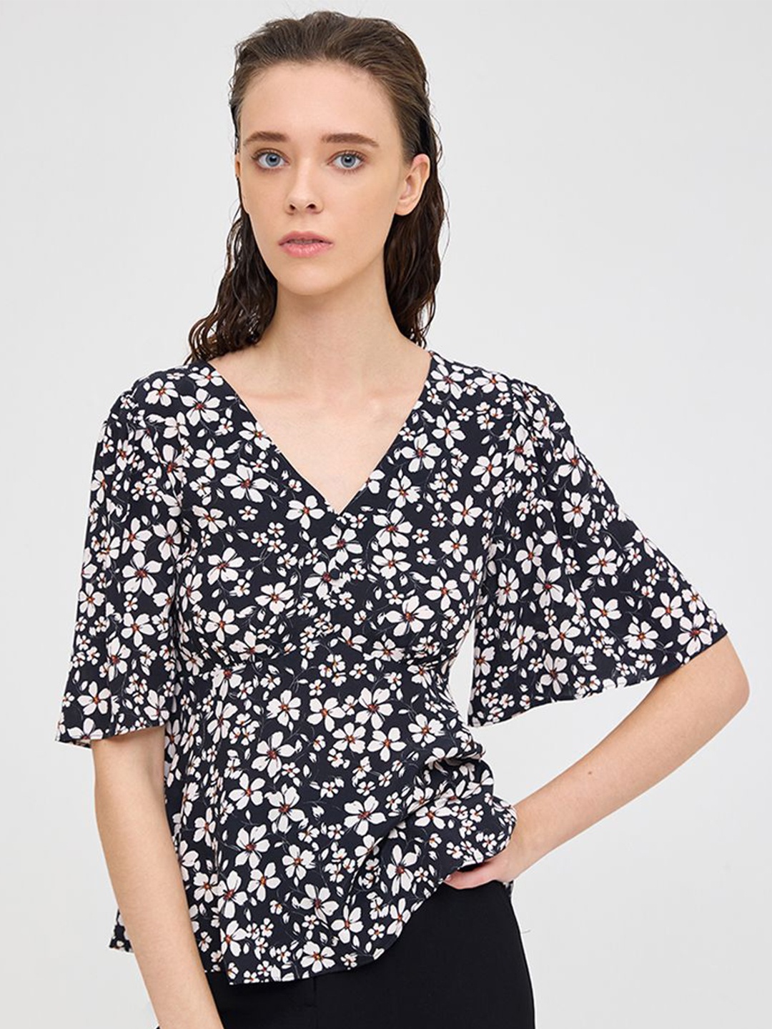 

COVER STORY V-Neck Floral Printed Top, Black