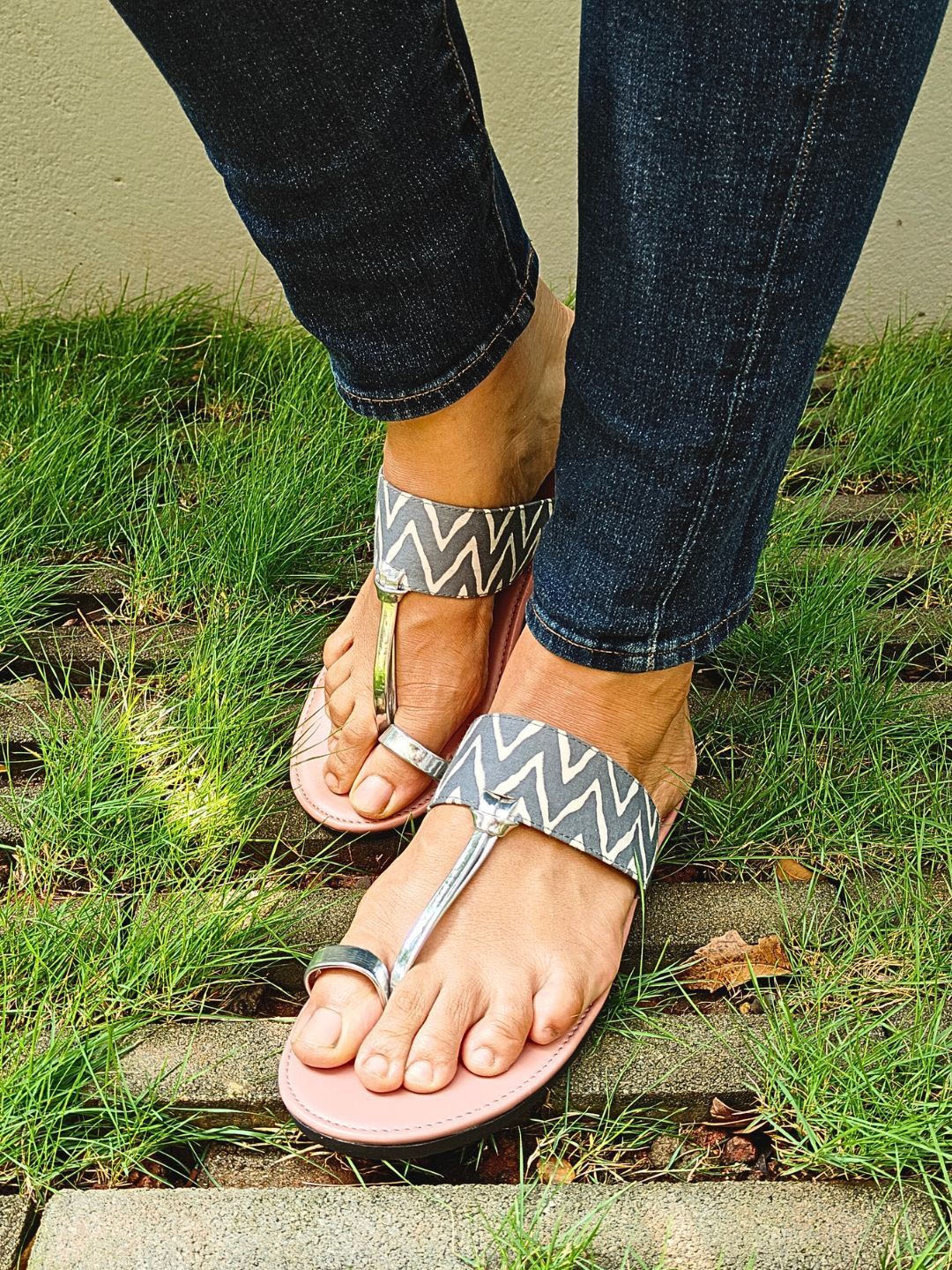 

THE MADRAS TRUNK Women Printed One Toe Flats, Pink