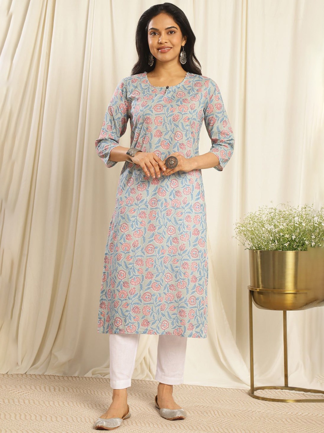 

Tahiliya Women Printed Thread Work Kurta, Blue