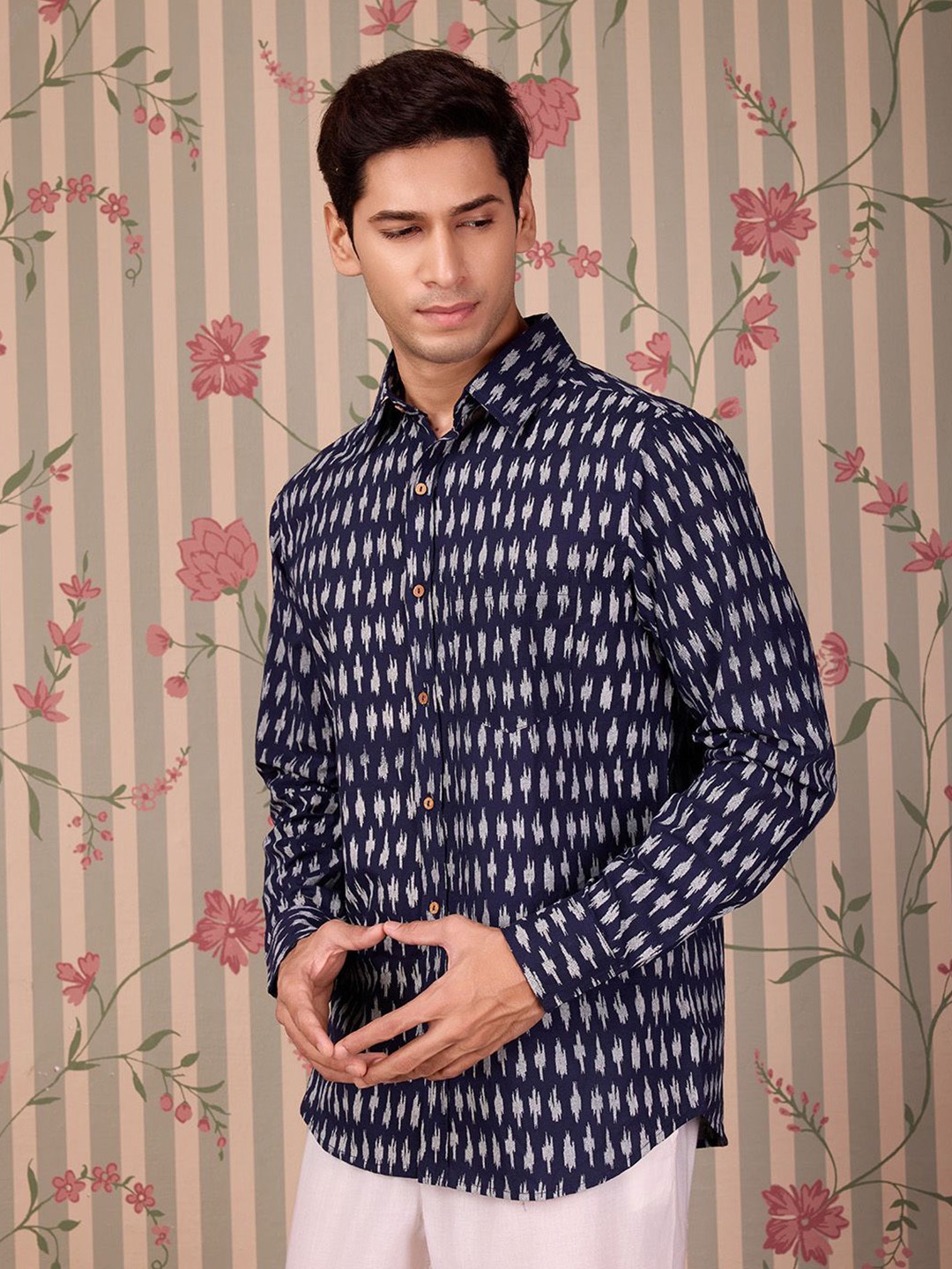 

Ode by House of Pataudi Men Comfort Opaque Printed Cotton Casual Shirt, Navy blue