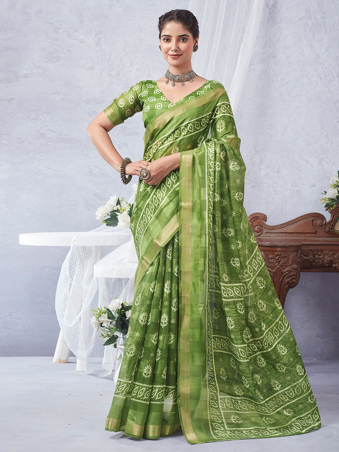 

KALINI Floral Printed & Zari Saree, Green
